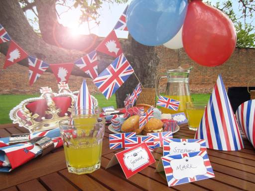 Free Jubilee crowns, bunting, flags and party hats