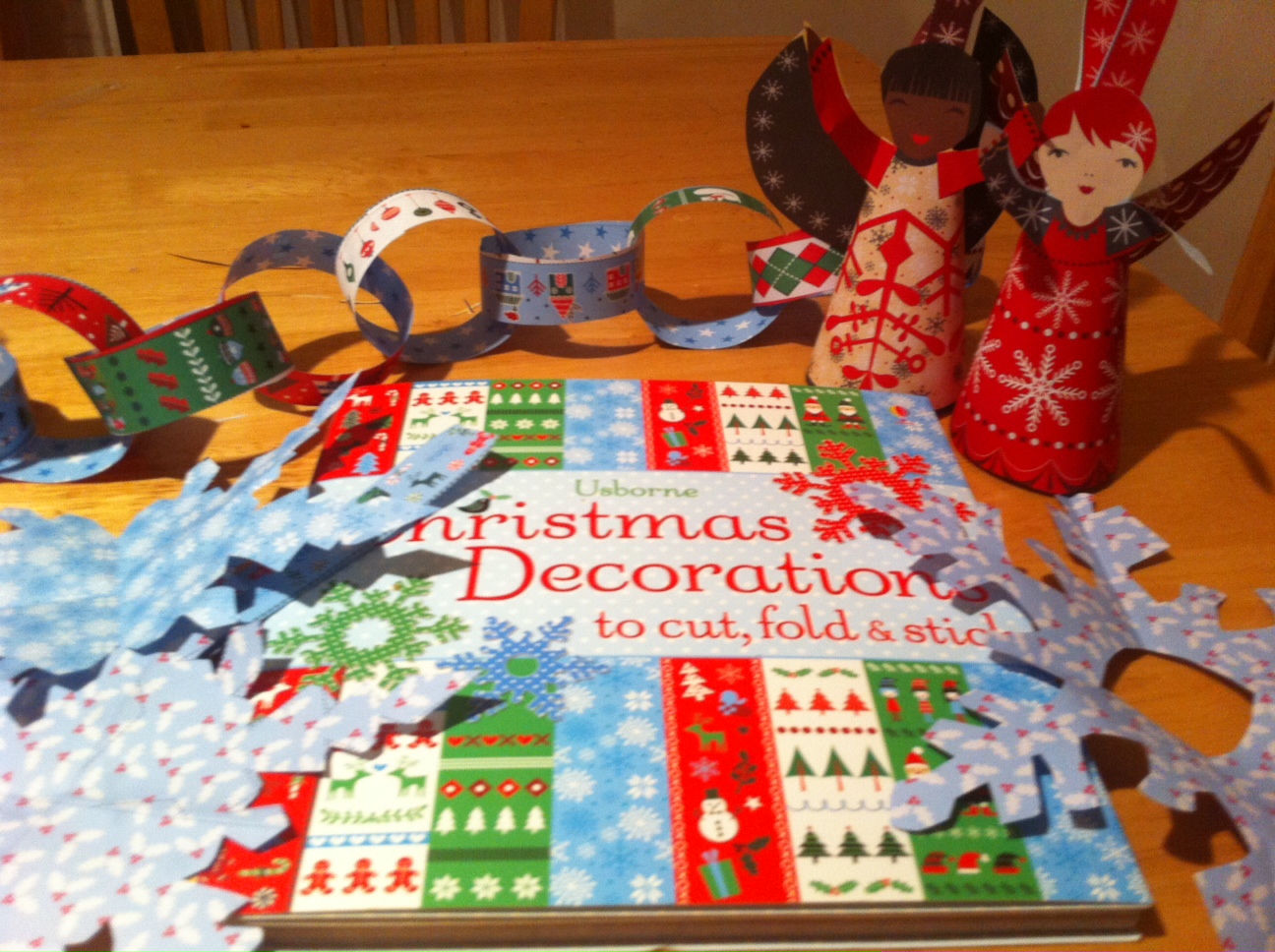 How to Make Your Own Christmas Decorations (a book review)