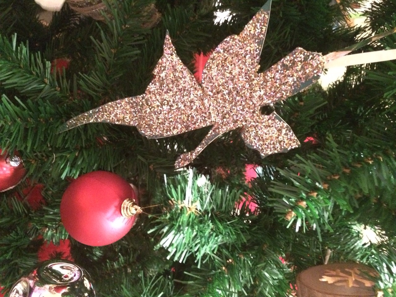 A beautiful and inexpensive artificial Christmas tree