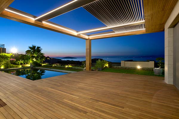 What are retractable roof pergolas?