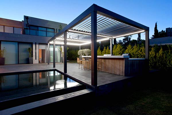 What are retractable roof pergolas?