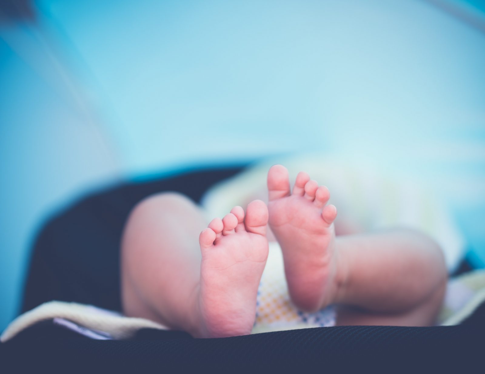 How Can I Commemorate the First Few Weeks of My Baby Whilst on a Budget?