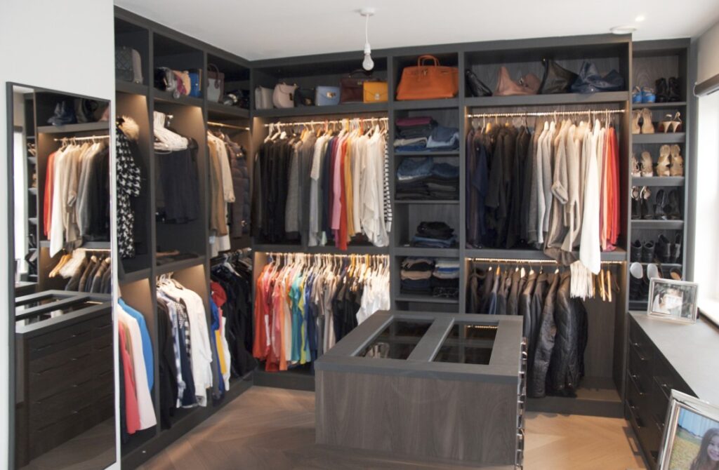 How to plan a walk-in wardrobe for your home?